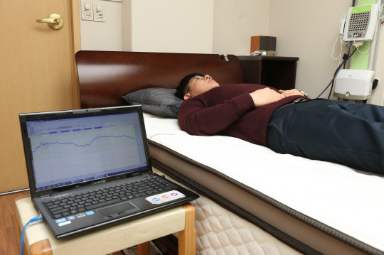 깨어있는 상태에서 수면 효율을 예측하기 위해 심폐신호를 측정하고 있는 모습(서울대병원 제공)